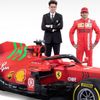Nový monopost F1 Ferrari SF21 pro sezonu 2021 - Mattia Binotto, Carlos Sainz junior a Charles Leclerc