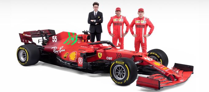 Nový monopost F1 Ferrari SF21 pro sezonu 2021 - Mattia Binotto, Carlos Sainz junior a Charles Leclerc