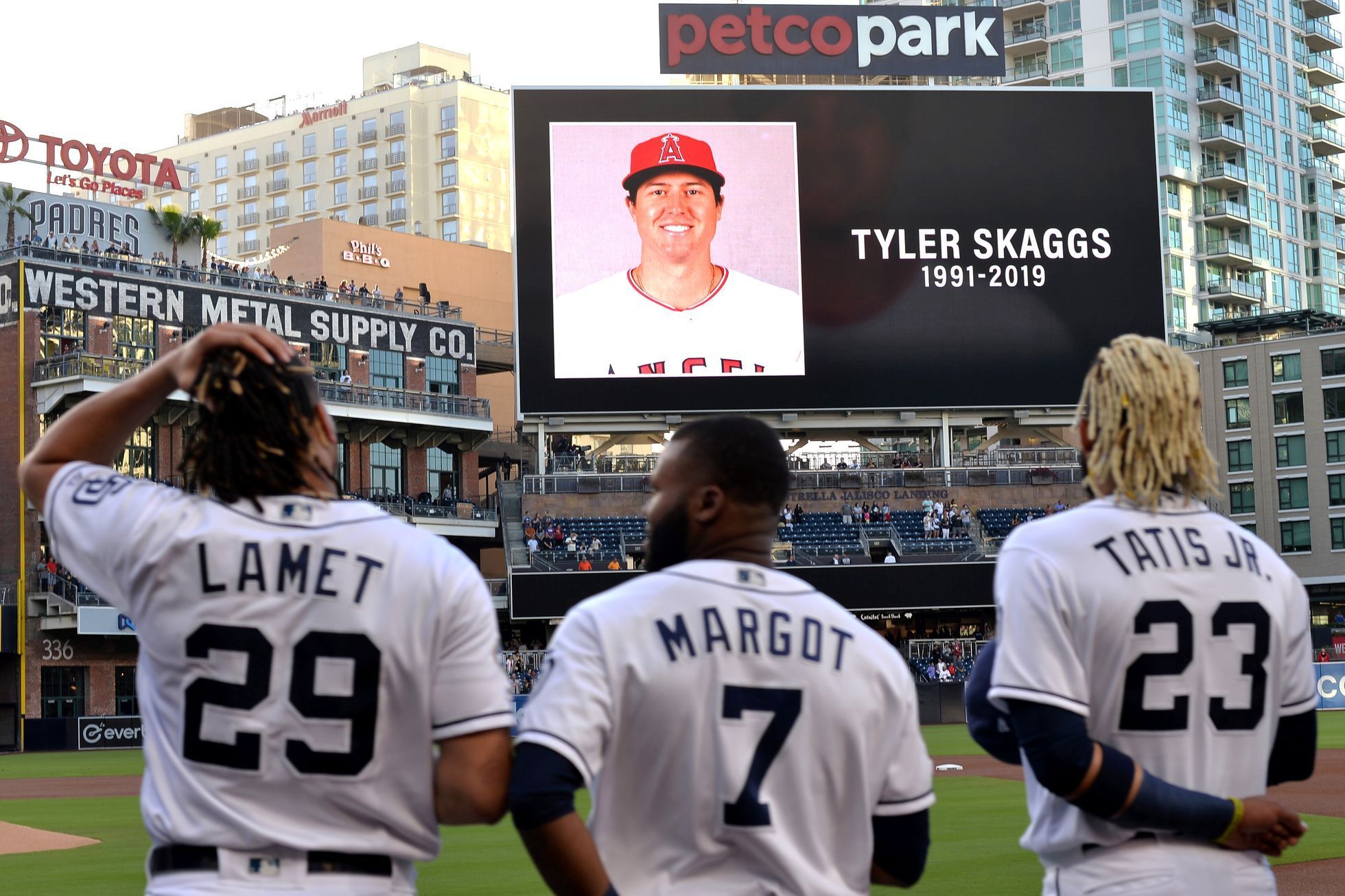 Hráči týmu San Diego Padres uctili před zápasem se San Francisco Giants památku Tylera Skaggse, nadhazovače Los Angeles Angels, jenž nečekaně zemřel