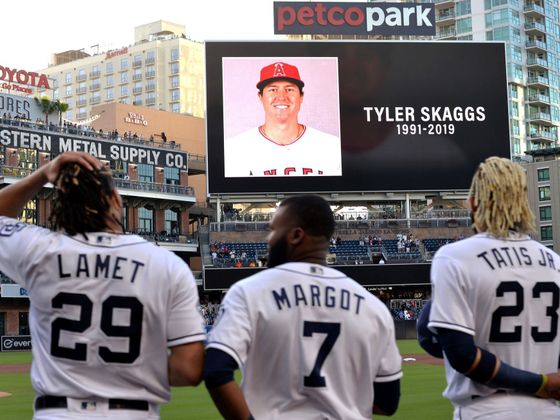 Hráči týmu San Diego Padres uctili před zápasem se San Francisco Giants památku Tylera Skaggse, nadhazovače Los Angeles Angels, jenž nečekaně zemřel
