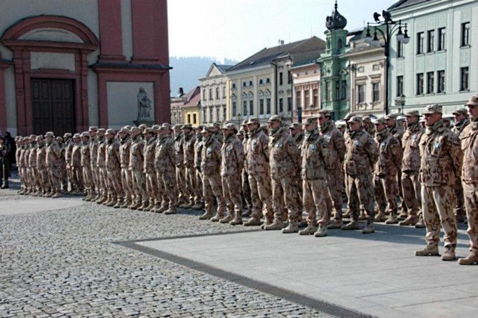 Vojáci z afghánské mise při slavnostním aktu na náměstí v Hranicích