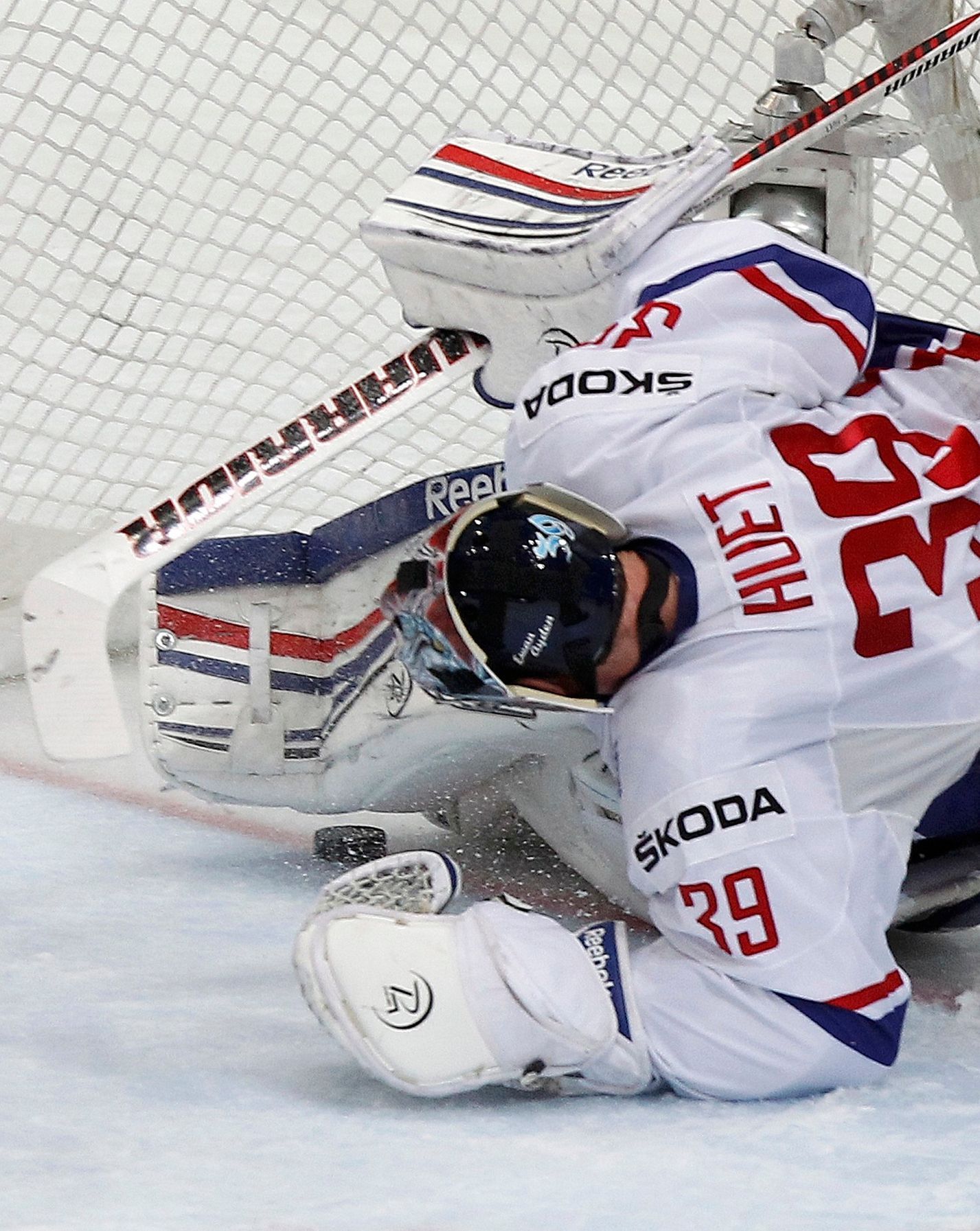 Gólman Huet vykopává puk po sporné situaci v zápase Francie - Bělorusko