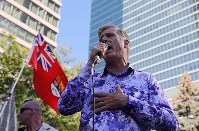 Maxime Bernier na protestu před budovou CBC