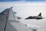 Vládní speciál Airbus 319 CJ s ministrem obrany na palubě je eskortován dvojicí nadzvukových bojových letounů JAS-39C Gripen z 211. taktické letky v Čáslavi. Přibližují se až na pět metrů od křídla.