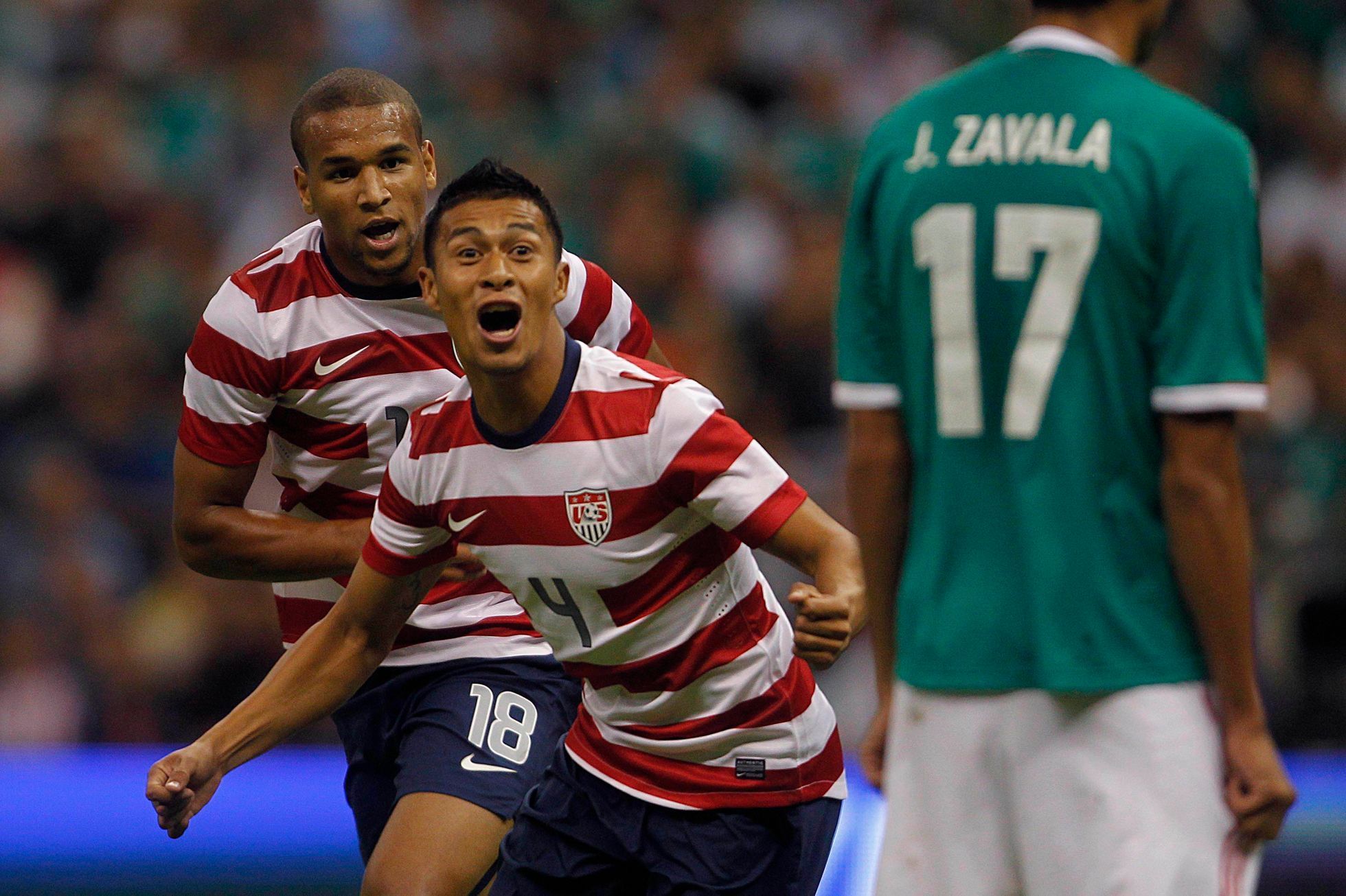 Americký fotbalista Michael Orozco se raduje z gólu v přípravném utkání v Mexiku