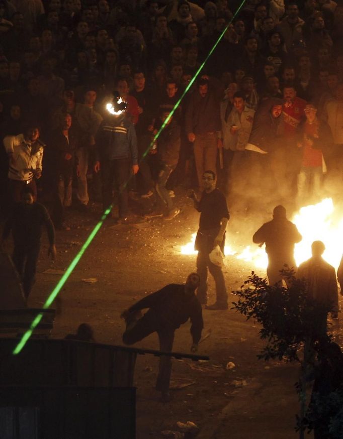 Od pěstí a tahanic nebylo daleko k Molotovovým koktejlům.