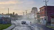 Gregory Crewdson: Starkfield Lane, ze série Zatmění můr, 2018–2019, 127 × 225 cm, digitální tisk.