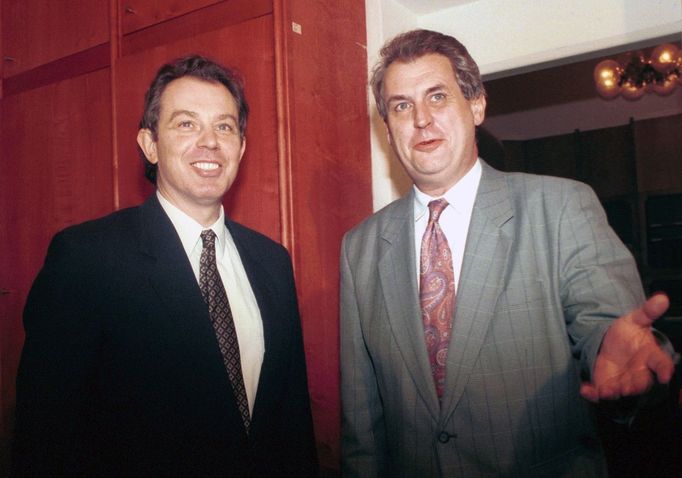 Tony Blair v roli předseda britské opoziční Labouristické strany při setkání s tehdejším předsedou ČSSD MIlošem Zemanem v Praze v roce 1995.