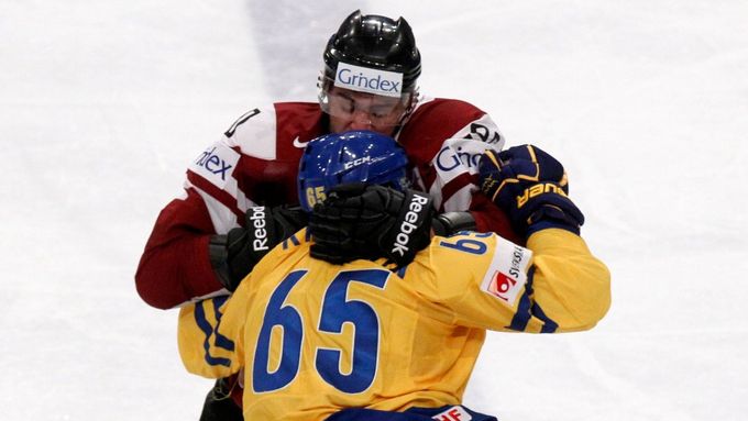 Bitka Karlssona s Jassem v zápase Švédsko - Lotyšsko