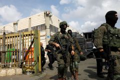 Na okupovaném Západním břehu zabil Palestinec dva Izraelce, pátrá po něm policie