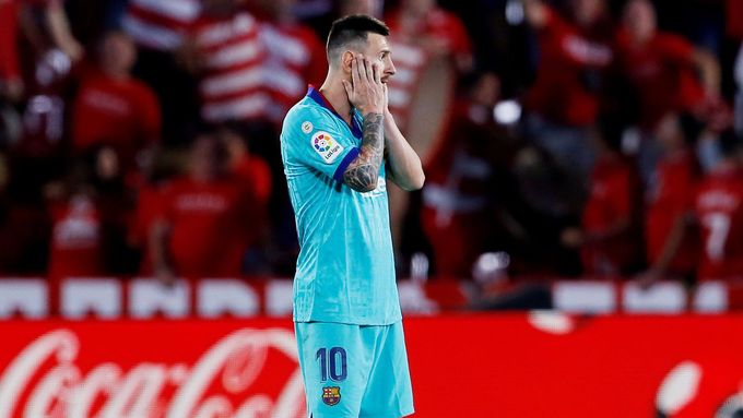 Překvapený Lionel Messi během tragického duelu v Granadě