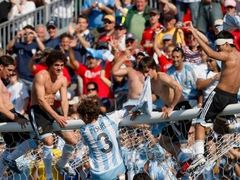 Bláznivá radost Argentinců - Česko vs. Argentina, po vítězném finále MS dvacítek.