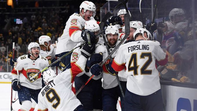 Euforie hokejistů Floridy Panthers po rozhodujícím vítězství v Bostonu.