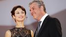 Americký herec Danny Huston doprovází svou přítelkyni Olgu Kurylenko na film "To the wonder", ve kterém hraje.