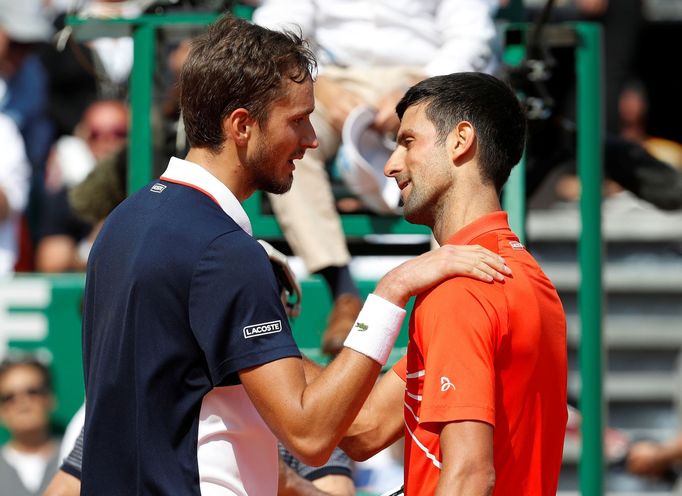 Daniil Medveděv a Novak Djokovič po čtvrtfináel turnaje v Monte Carlu.