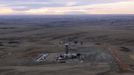 An oil drilling rig operates outside Williston, North Dakota, October 19, 2012. Thousands of people have flooded into North Dakota to work in state's oil drilling boom. Picture taken October 19, 2012. REUTERS/Jim Urquhart (UNITED STATES - Tags: ENERGY ENVIRONMENT BUSINESS EMPLOYMENT) Published: Říj. 22, 2012, 1:40 odp.