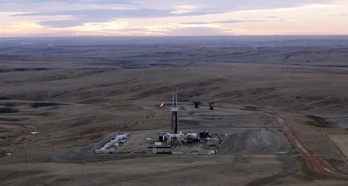 An oil drilling rig operates outside Williston, North Dakota, October 19, 2012. Thousands of people have flooded into North Dakota to work in state's oil drilling boom. Picture taken October 19, 2012. REUTERS/Jim Urquhart (UNITED STATES - Tags: ENERGY ENVIRONMENT BUSINESS EMPLOYMENT) Published: Říj. 22, 2012, 1:40 odp.