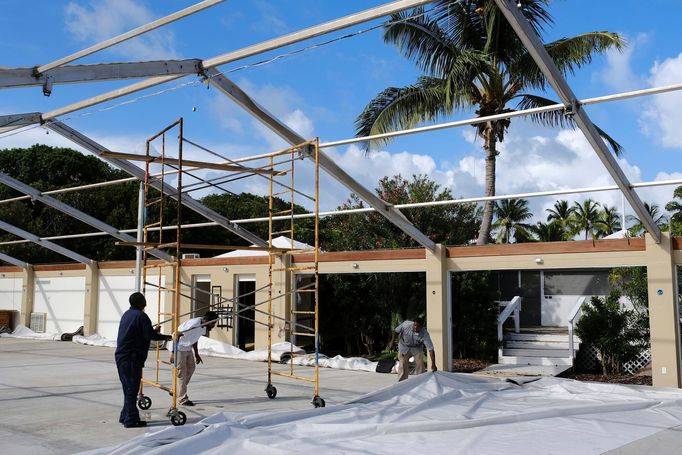 Místní se příchod hurikánu připravili například i tím, že z konstrukcí sundali plátěné střechy.