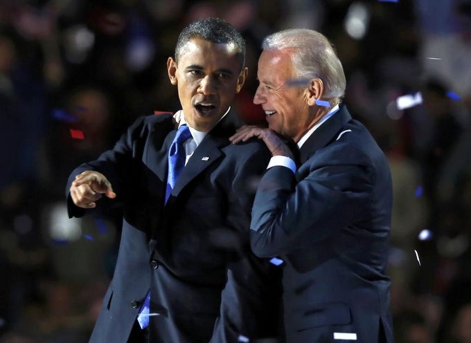 Barack Obama a Joe Biden si užívají svůj vítězný triumf v prezidentských volbách v roce 2012.