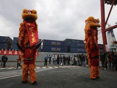 První nákladní loď vyplouvá z tchajwanského přístavu Keelung do Číny.