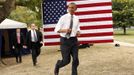 U.S. President Barack Obama enters a campaign rally at Schiller Park in Columbus, Ohio September 17, 2012. REUTERS/Kevin Lamarque (UNITED STATES - Tags: POLITICS ELECTIONS) Published: Zář. 17, 2012, 9:11 odp.