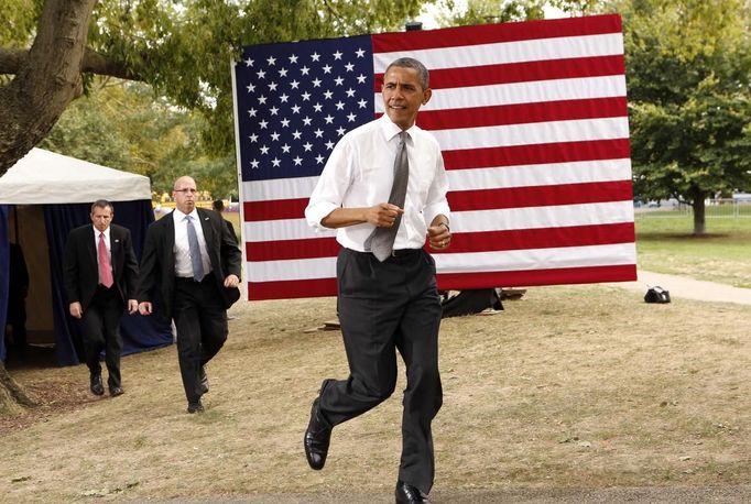 U.S. President Barack Obama enters a campaign rally at Schiller Park in Columbus, Ohio September 17, 2012. REUTERS/Kevin Lamarque (UNITED STATES - Tags: POLITICS ELECTIONS) Published: Zář. 17, 2012, 9:11 odp.