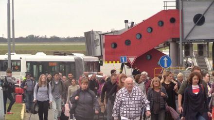 VIDEO: Autobusy MHD musely kvůli protestu taxikářů jezdit po letištní ploše
