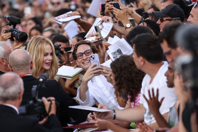 Nicole Kidman (druhá zleva) při benátské premiéře filmu Babygirl.