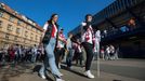 Pochod fanoušků Slavie z Náměstí Republiky na finále Mol Cupu na stadion pražské Sparty na Letné.