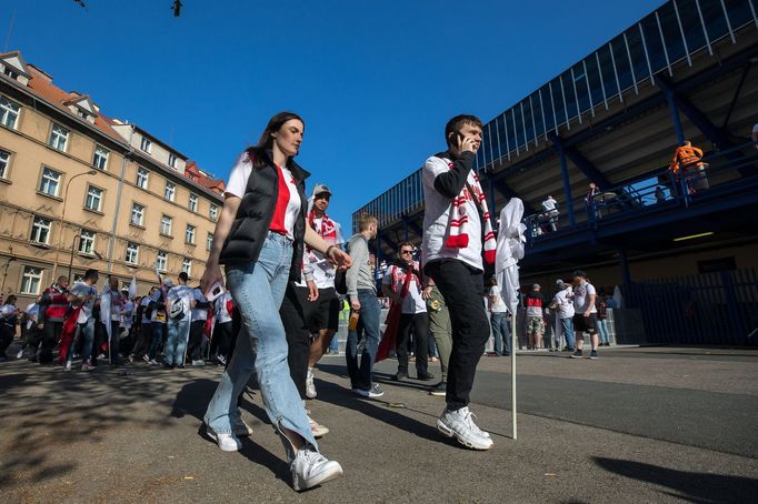 Pochod fanoušků Slavie z Náměstí Republiky na finále Mol Cupu na stadion pražské Sparty na Letné.