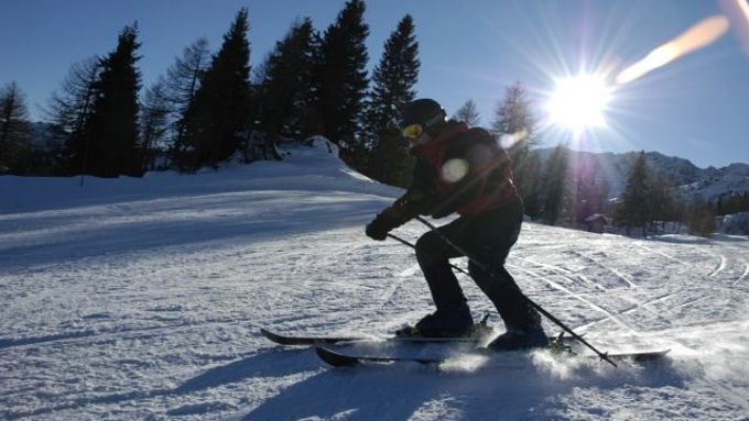 Azurové nebe, slunce hřeje a sjezdovky čekají na lyžaře a první zářezy ostrých hran jejich lyží.