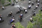 "Rozháněči" protestů na motocyklech.
