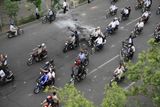 "Rozháněči" protestů na motocyklech.
