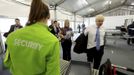 Mayor of London, Boris Johnson, removes his jacket as he passes through a security check during his visit to the 2012 Olympic Park in London July 12, 2012. REUTERS/Scott Heavey/Pool (BRITAIN - Tags: POLITICS SPORT OLYMPICS SOCIETY) Published: Čec. 12, 2012, 5:04 odp.