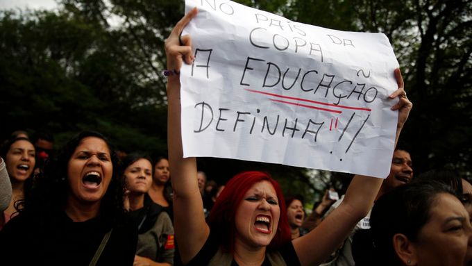 Protestující učitelé v Brazílii.
