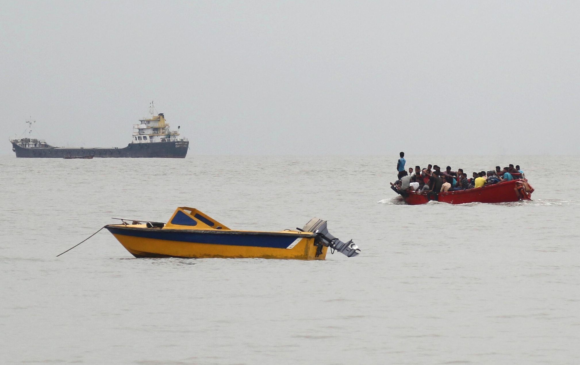 Bouře Mora v Bangladéši. Evakuace lidí na lodi.