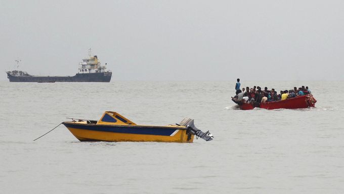 Evakuovat se museli i lidé z rybářských lodí.