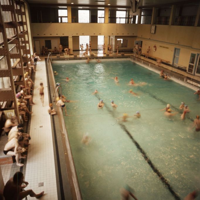 Lidé v bazénu. Vrbenského lázně v Ústí nad Labem. Fotografie ze 70. let.