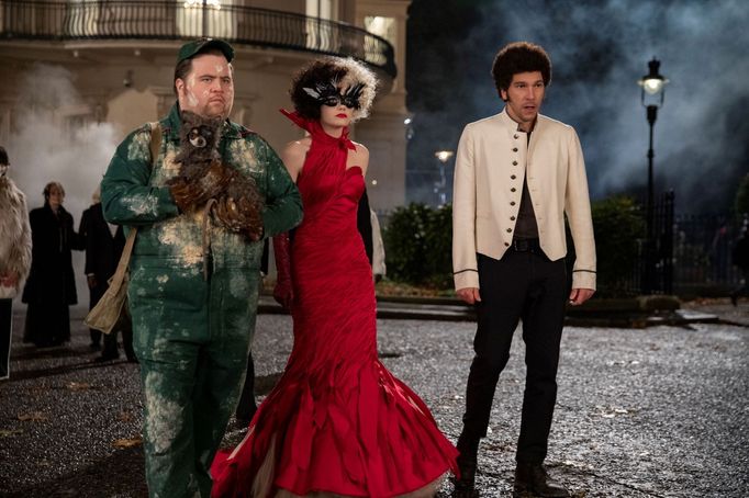 Paul Walter Hauser jako Horace, Emma Stoneová coby Cruella a Joel Fry v roli Jaspera.