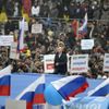 V Moskvě demonstrují desetitisíce Putinových přívrženců