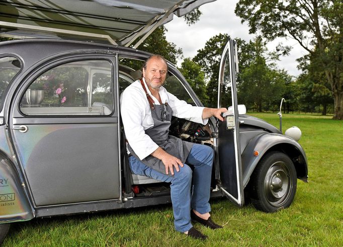 Vůz Citroën 2CV (lidově řečeno "kachna") předělaný na pojízdnou kuchyňi.