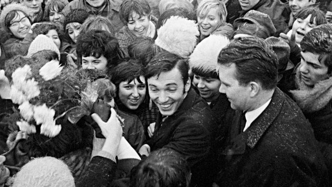 Karel Gott obklopený fanoušky na ruzyňském letišti po návratu z Las Vegas, 1967: jeden z příběhů, který v autobiografii mytizuje.