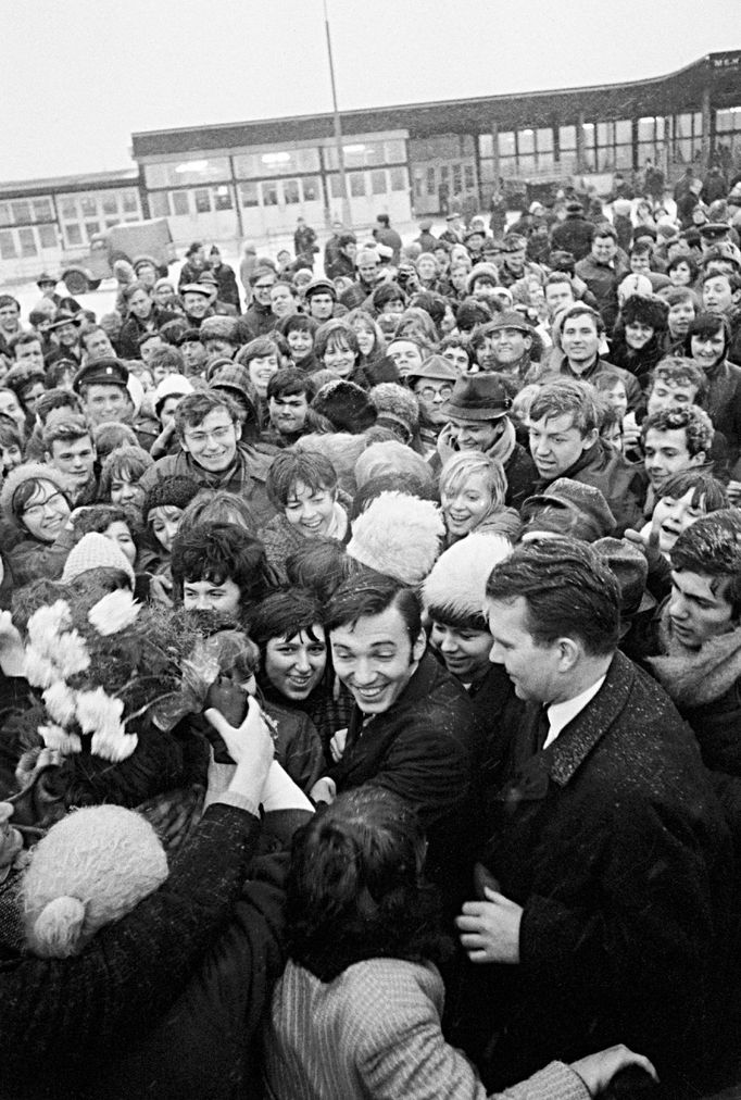 Karel Gott obklopený fanoušky na ruzyňském letišti po návratu z Las Vegas, 1967.