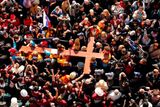 Kříž putuje zaplněnými ulicemi Sydney během zahájení křesťanského setkání u příležitosti Světových dnů mládeže