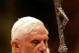 Velikonoční vigilie už nepatří k Bílé sobotě, ale k neděli Zmrtvýchvstání Páně. Proto se slaví po setmění. Benedikt XVI., který se právě dnes dožívá 79 let, měl na odpočinek před dalšími bohoslužbami jen pár hodin.