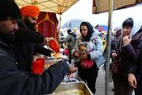 Przemysl: Občerstvení pro uprchlíky připravují indičtí dobrovolníci.