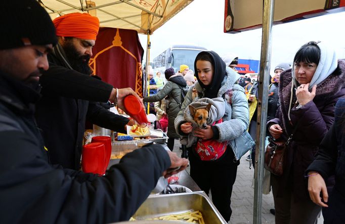 Przemysl: Občerstvení pro  uprchlíky připravují indičtí dobrovolníci.