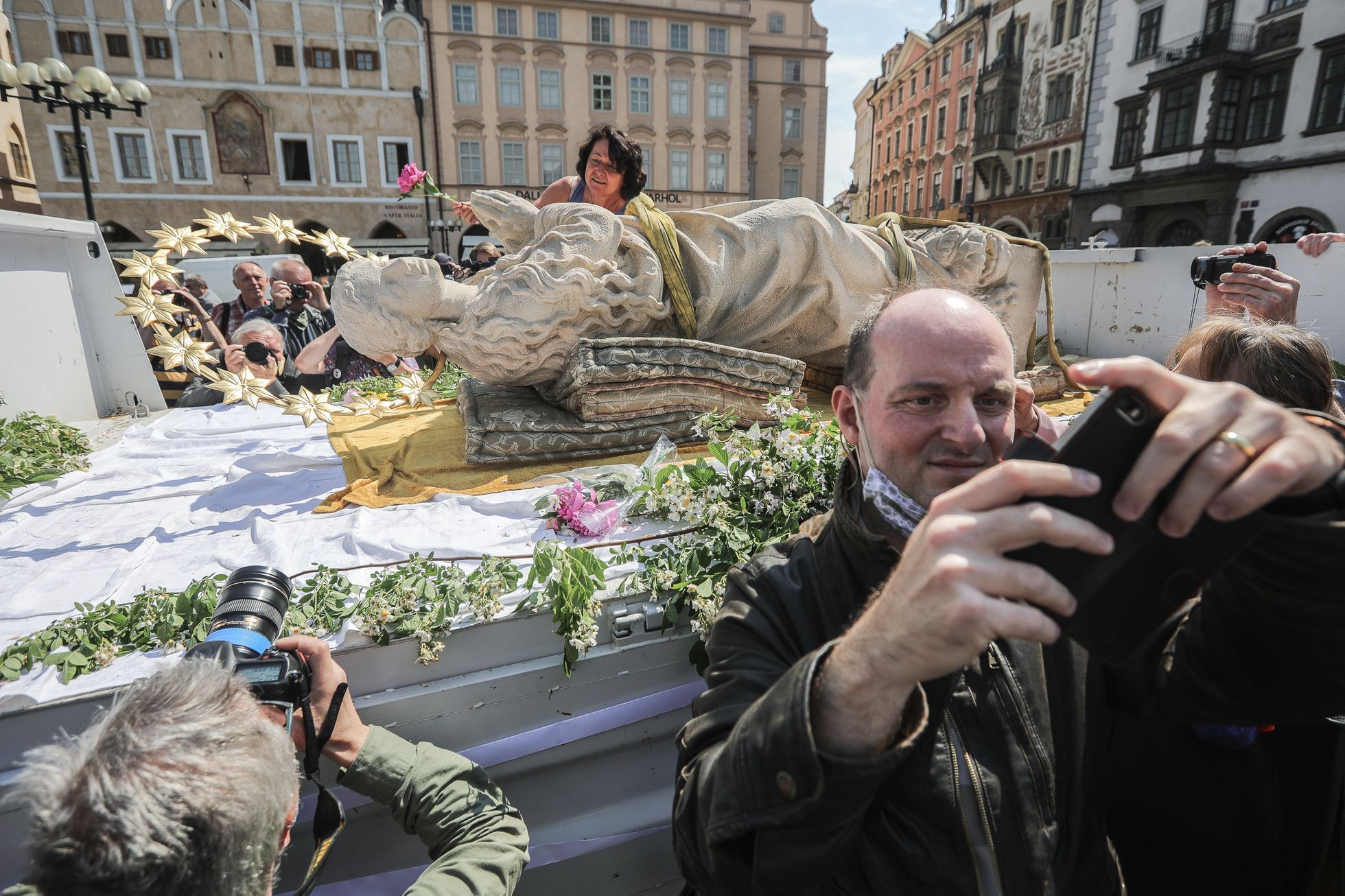 Stavba Mariánský sloup, Staroměstské náměstí, sochař Petr Váňa