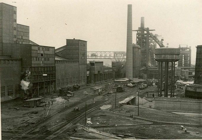 Pohled na továrnu v roce 1956.