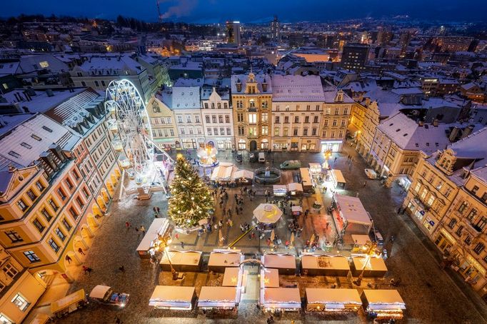 Pohled na vánoční strom na náměstí před radnicí Liberce, 29. listopad 2023.